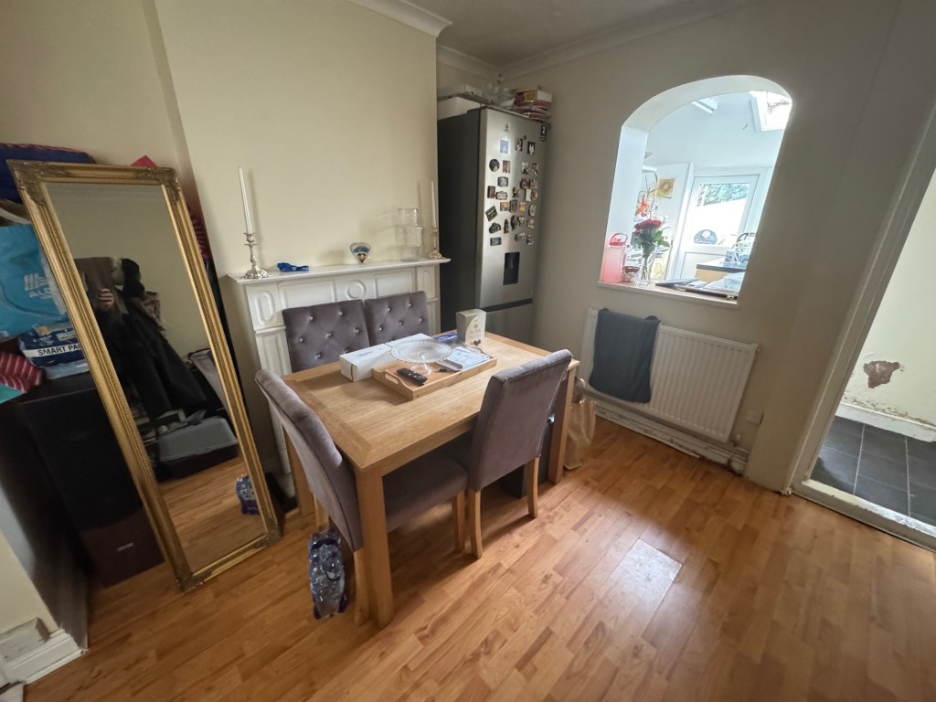 Lot: 70 - FREEHOLD TWO-BEDROOM SEMI-DETACHED COTTAGE FOR INVESTMENT - Dining room area